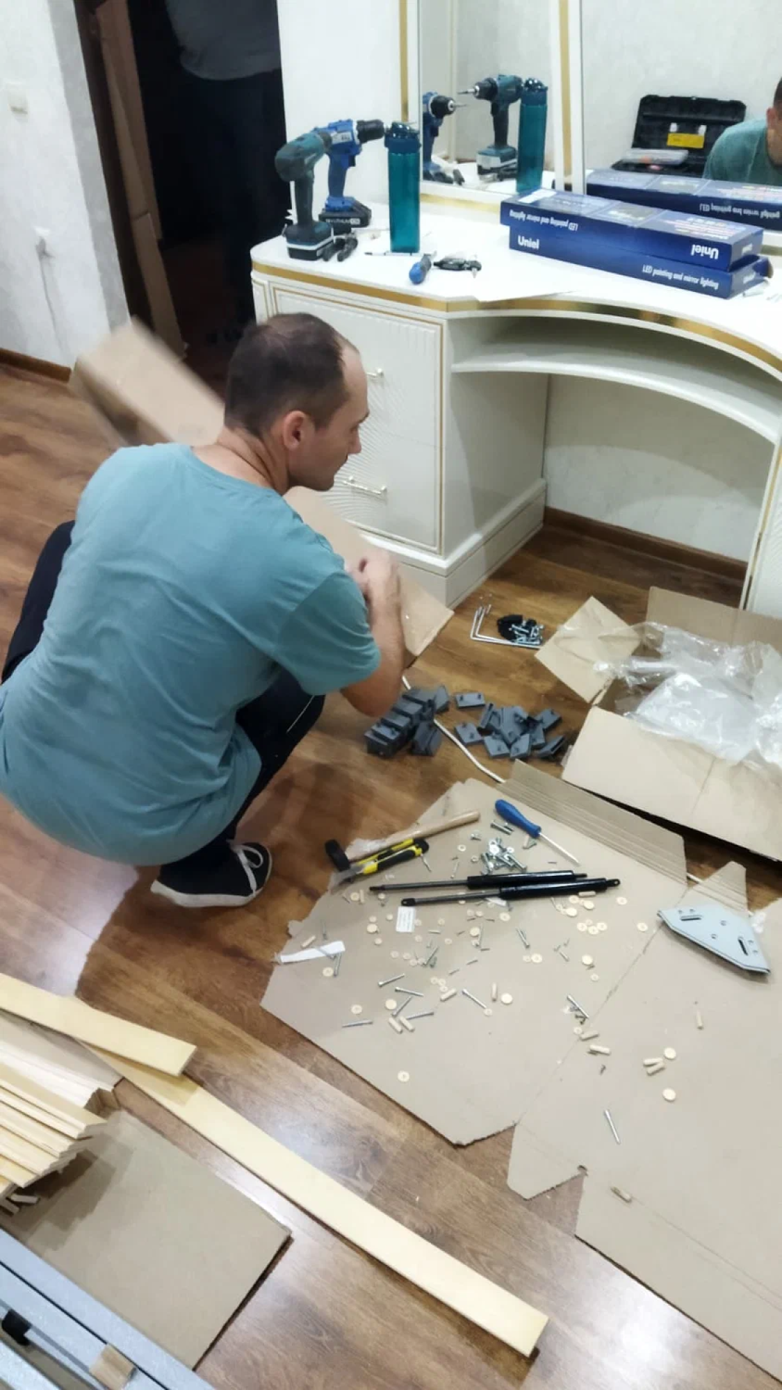 Сборка мебели в магазине